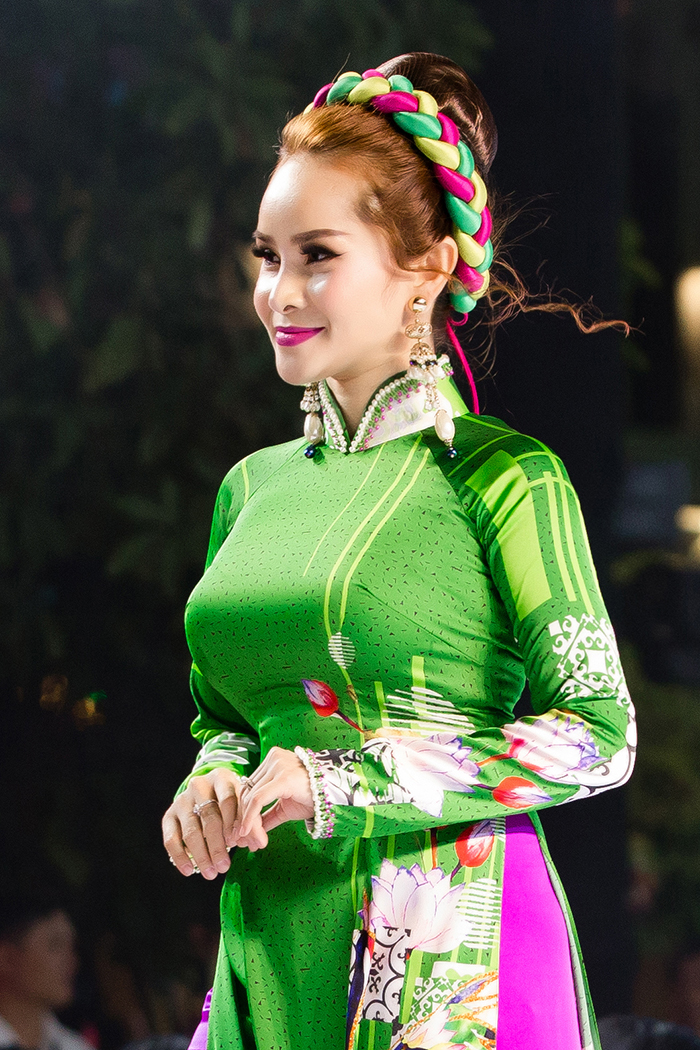 Sơn Ca thướt tha, duyên dáng trên sàn catwalk với mẫu Áo dài của NTK Việt Hùng