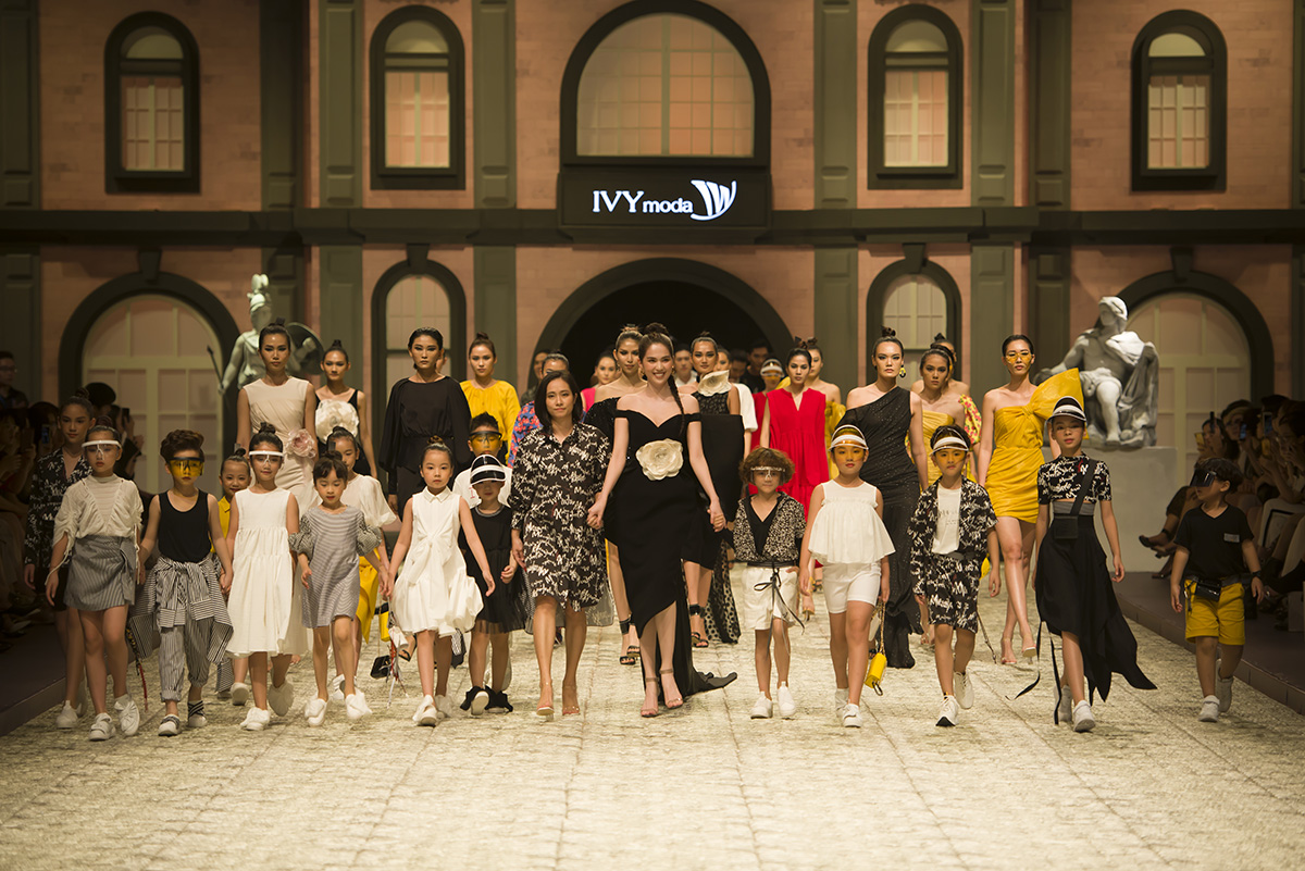 Ngọc Trinh 'chặt đẹp' dàn mẫu chân dài khi làm vedette show IVY moda