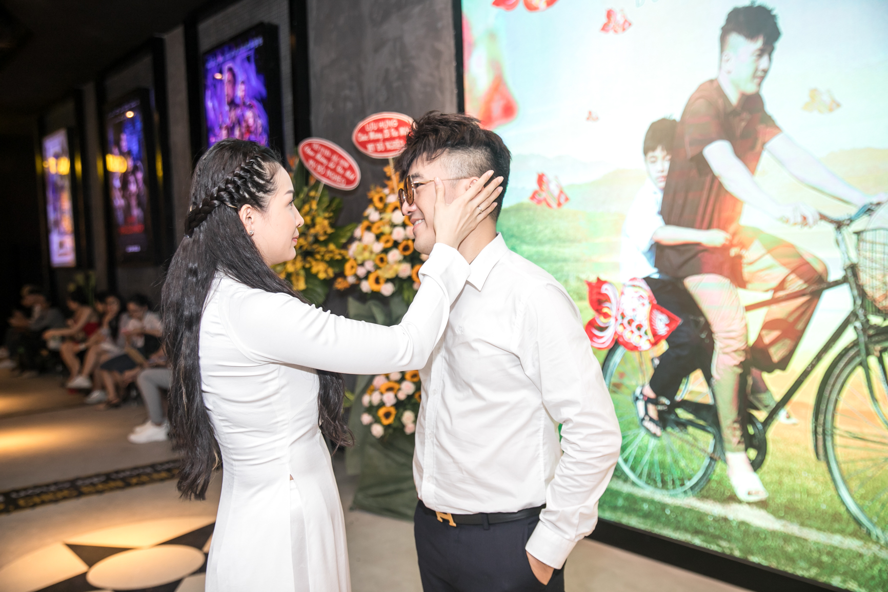Dương Ngọc Thái và vợ khóc khi ra mắt MV 'Đò nghèo'
