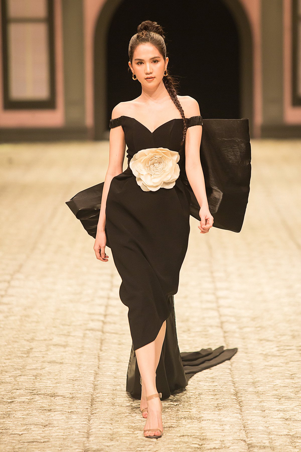Ngọc Trinh 'chặt đẹp' dàn mẫu chân dài khi làm vedette show IVY moda