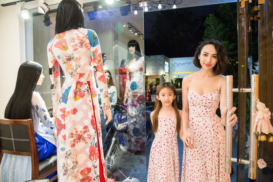 Ngọc Diễm cùng con gái thử áo dài để dự sự kiện thời trang