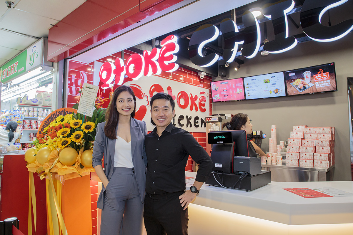 Lần đầu mang thương hiệu Việt qua Singapore, Ninh Hoàng Ngân choáng ngợp khi thấy khách xếp hàng dài