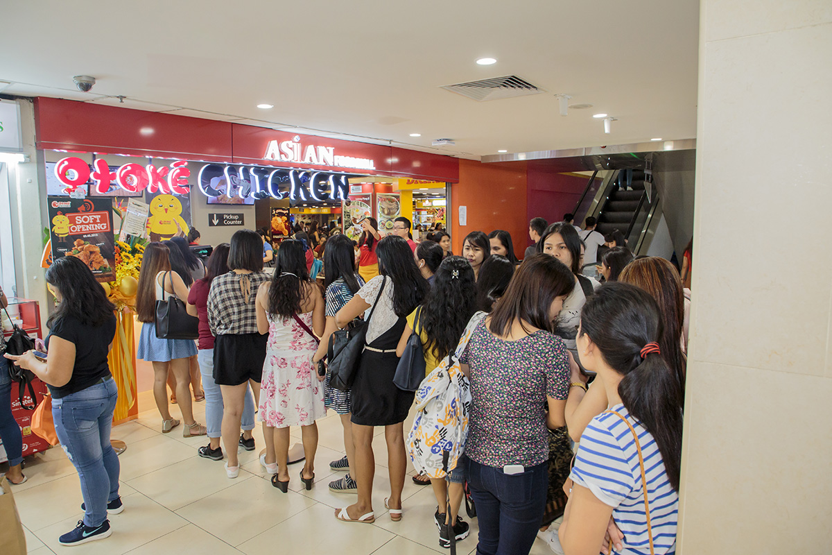 Lần đầu mang thương hiệu Việt qua Singapore, Ninh Hoàng Ngân choáng ngợp khi thấy khách xếp hàng dài