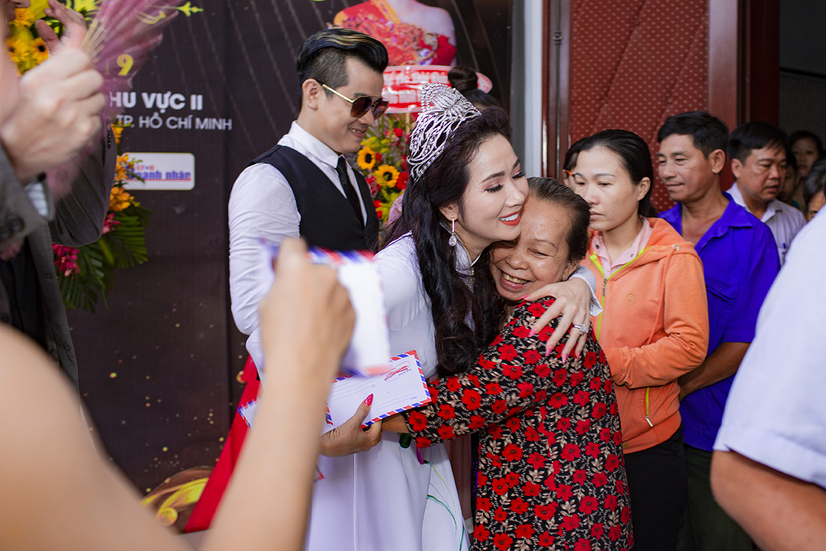 Hoa hậu Vivi Trần diện áo dài trao tận tay 500 phần quà cho bà con nghèo