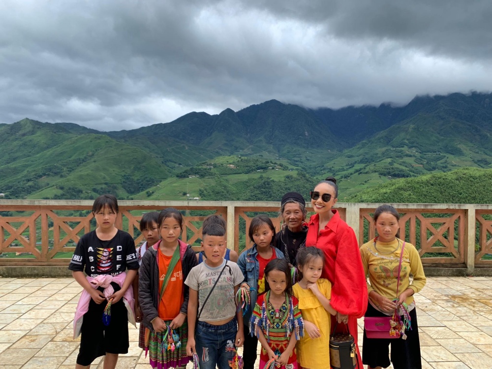 Tiểu thư nhà Đoan Trang hạnh phúc du lịch khắp đất nước cùng bố mẹ