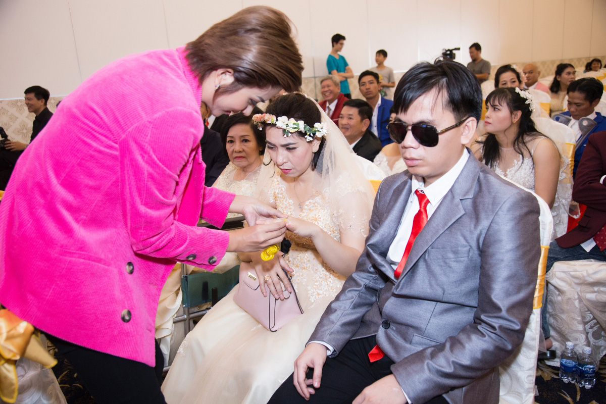 Kim Tuyến giúp trao nhẫn cưới cho 40 cặp đôi là người khuyết tật, có hoàn cảnh khó khăn