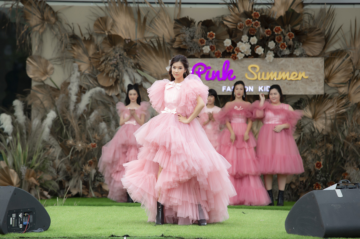 Hoàng Yến Chibi bất ngờ catwalk cùng 6 thành viên nhóm Ngựa Hoang