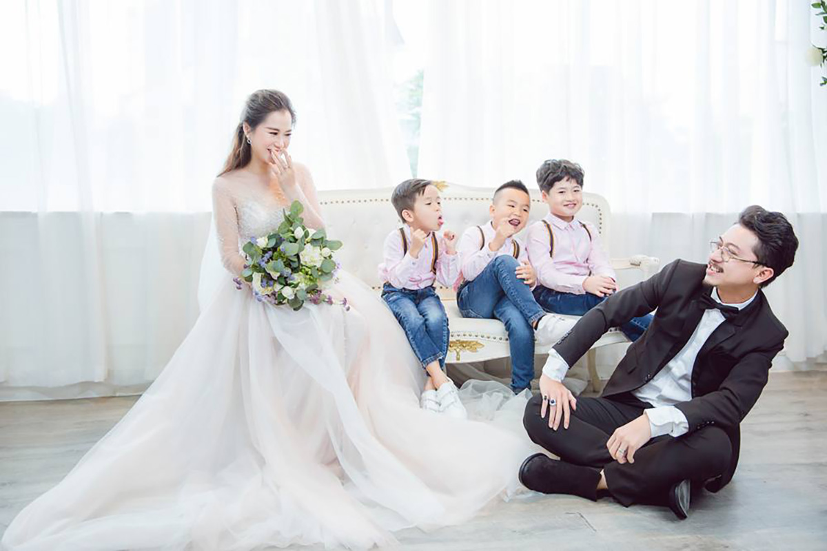 Lâm Vỹ Dạ - Hứa Minh Đạt hôn nhau ngọt ngào trước mặt 2 con trai nhân kỷ niệm 9 năm ngày cưới
