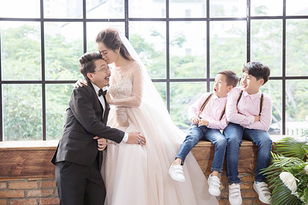 Lâm Vỹ Dạ - Hứa Minh Đạt hôn nhau ngọt ngào trước mặt 2 con trai nhân kỷ niệm 9 năm ngày cưới
