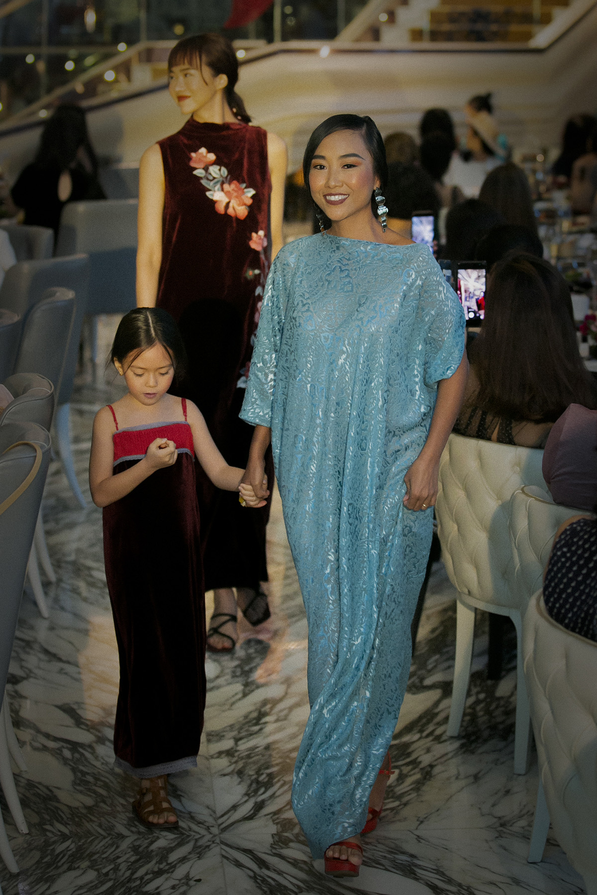 Đoan Trang cùng con gái mở màn cho bộ sưu tập của nhà thiết kế Li Lam
