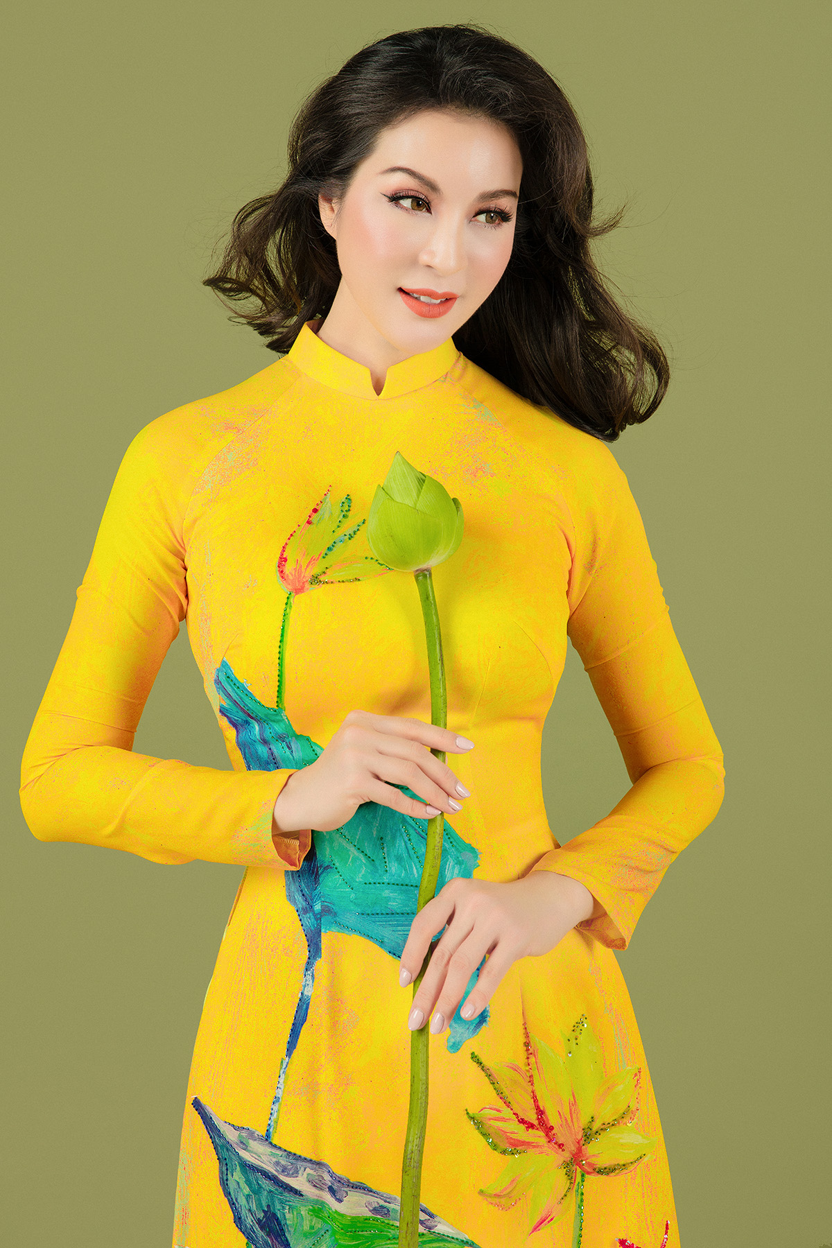 MC Thanh Mai diện áo dài truyền thống kỷ niệm 19 năm đóng phim 'Cô thủ môn tội nghiệp'