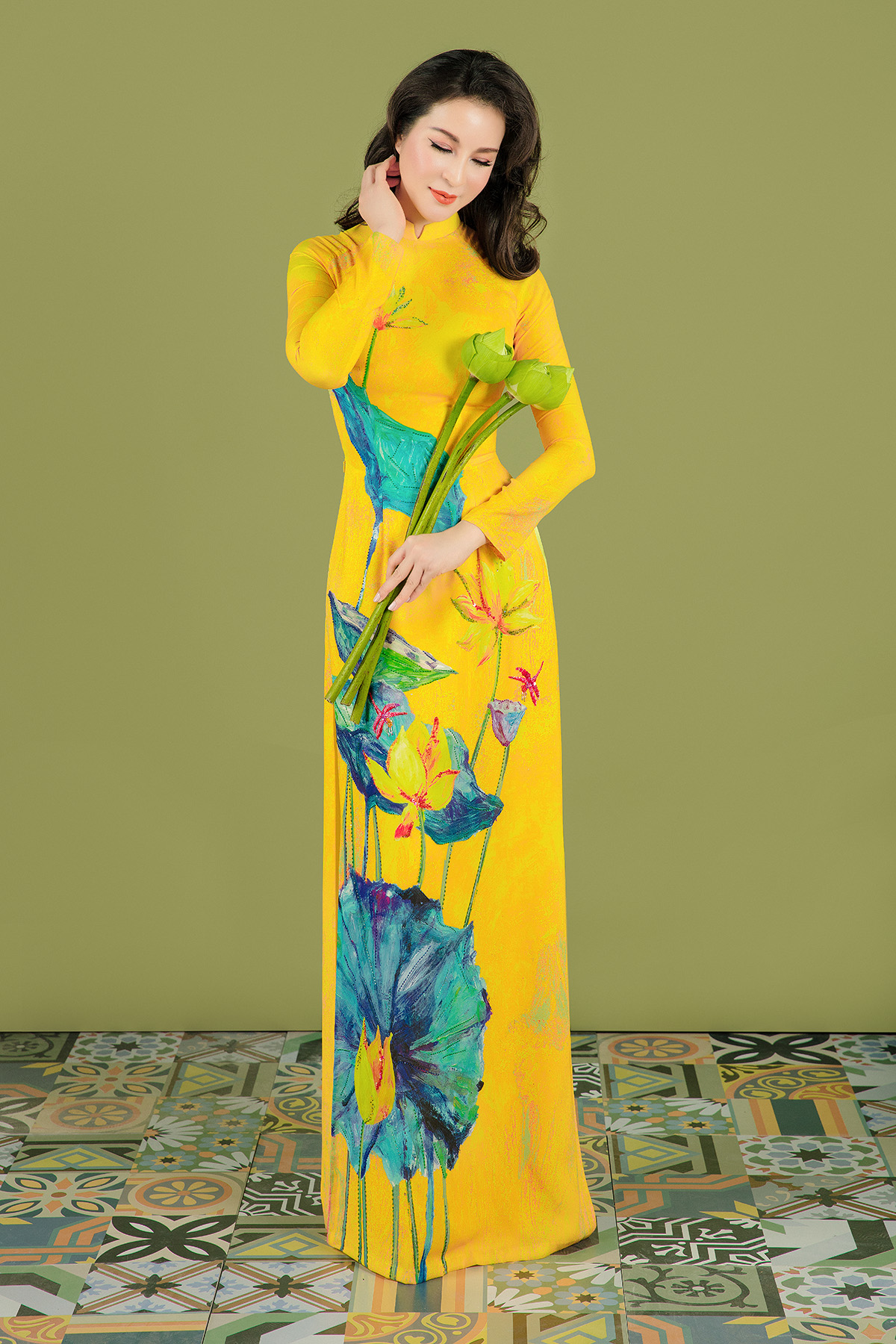 MC Thanh Mai diện áo dài truyền thống kỷ niệm 19 năm đóng phim 'Cô thủ môn tội nghiệp'