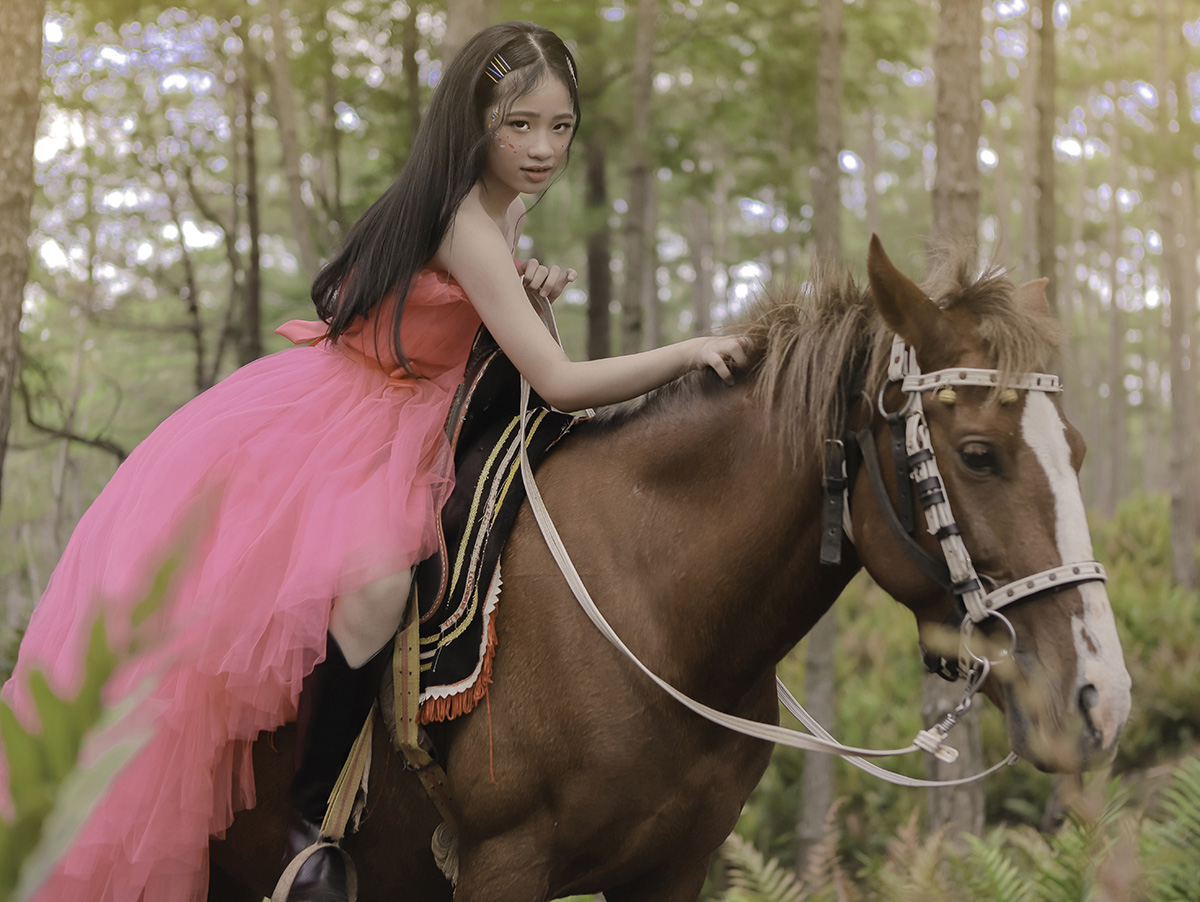 Bảo Hà ‘kể khổ’ khi lần đầu chụp ảnh cùng chú ngựa dưới thời tiết thất thường của Đà Lạt