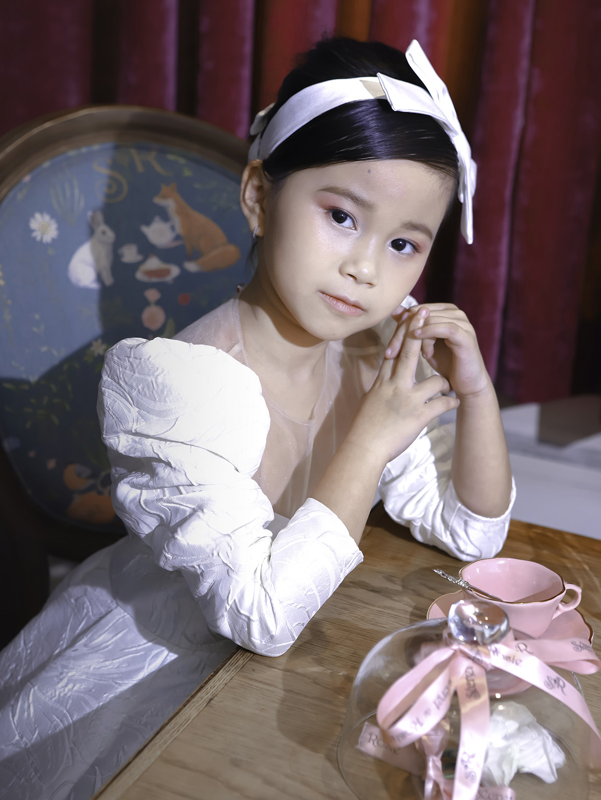 Mẫu nhí 7 tuổi Đồng Ngân hóa thân thành công chúa trong thiết kế của Nguyễn Minh Công