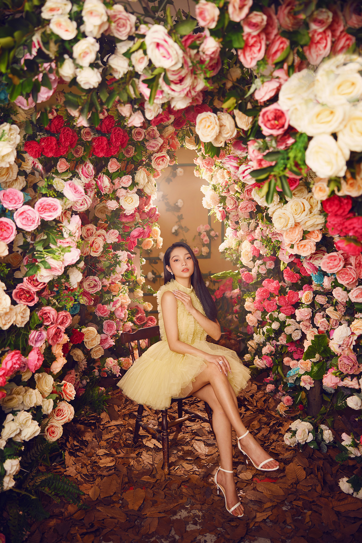 Lâm Thu Hồng khai thác triệt để nét quyến rũ, hoá thân thành công chúa trong vườn hoa