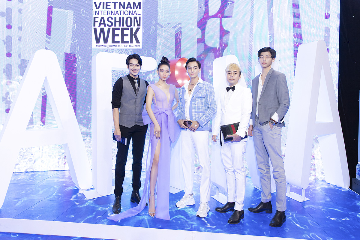 Lâm Thu Hồng khoe vóc dáng quyến rũ, thần thái sang chảnh tại Vietnam International Fashion Week