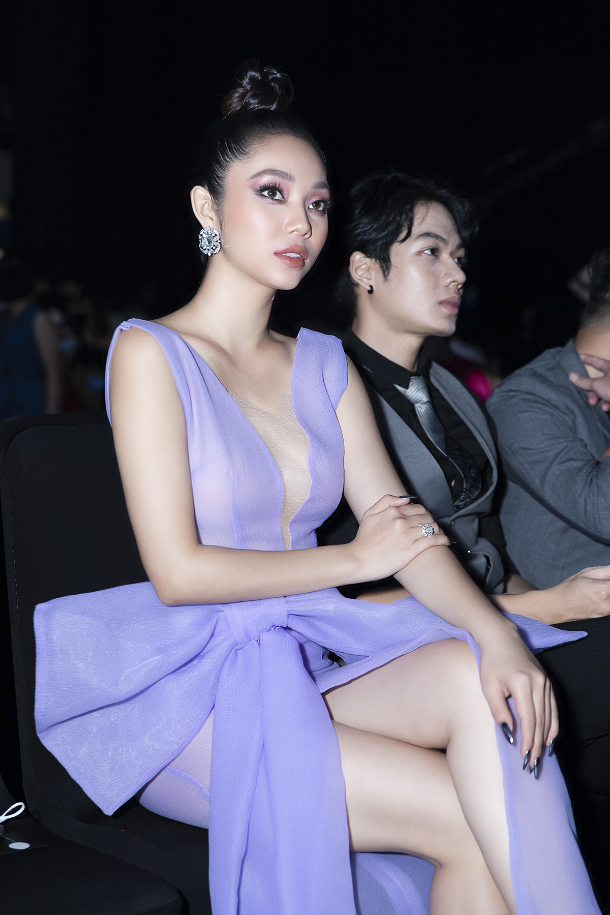 Lâm Thu Hồng khoe vóc dáng quyến rũ, thần thái sang chảnh tại Vietnam International Fashion Week