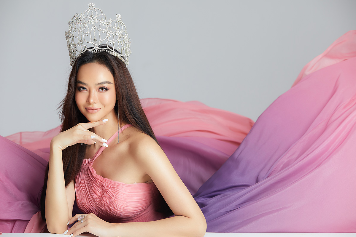 Loạt khoảnh khắc 'nóng bỏng mắt' của Kiều Ngân khi diện đầm xuyên thấu, xẻ đến tận hông