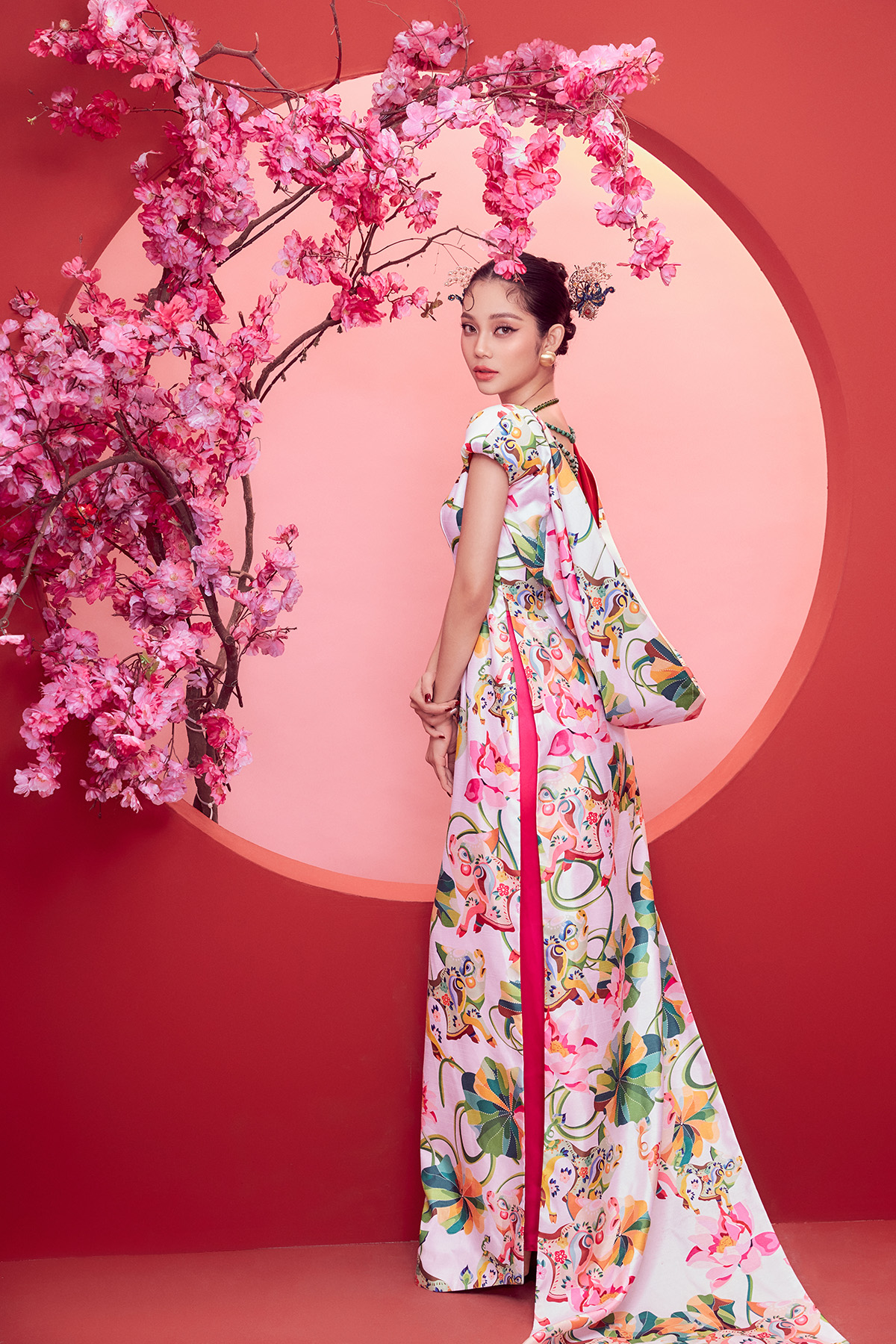 Lâm Thu Hồng đẹp kiêu sa, sang chảnh với bộ ảnh Tết ấn tượng