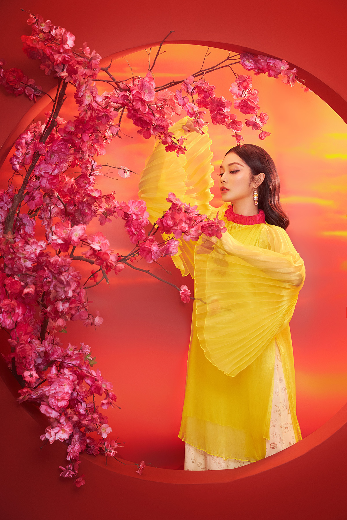 Lâm Thu Hồng đẹp kiêu sa, sang chảnh với bộ ảnh Tết ấn tượng