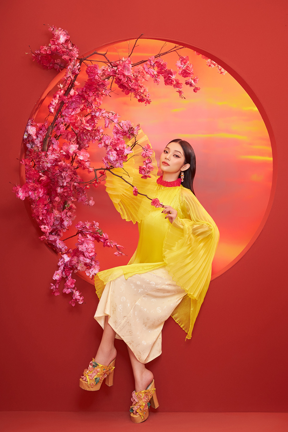 Lâm Thu Hồng đẹp kiêu sa, sang chảnh với bộ ảnh Tết ấn tượng