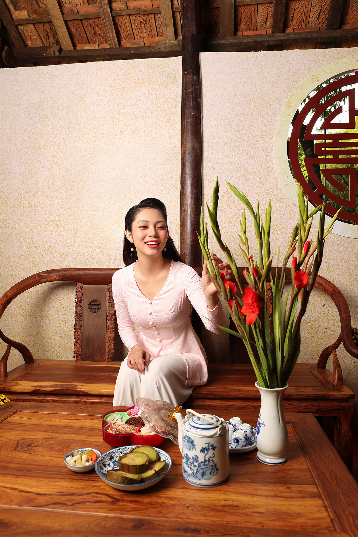 Lâm Thu Hồng diện trang phục truyền thống Bắc – Trung – Nam đón Tết Nguyên Đán