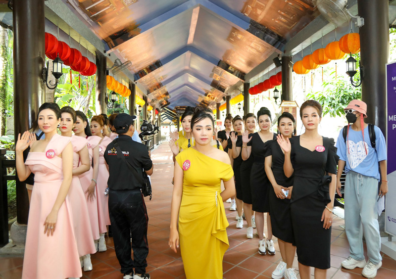 Chuẩn bị từ rất sớm cho phần thi thời trang đầu tiên trong chuỗi hành trình, các thí sinh Nữ hoàng Doanh nhân đất Việt 2022 đã có dịp cùng nhau thưởng ngoạn quan cảnh khu du lịch Bà Nà Hills và tham gia buổi trình diễn đặc sắc đáng mong đợi. Các thí sinh tranh thủ tập luyện dưới sự dẫn dắt chuyên nghiệp của siêu mẫu Lại Lan Hương Phần thi catwalk trên Cầu Vàng tại Đà Nẵng là một trong những ý tưởng tuyệt vời đã được lên kế hoạch từ trước trong kịch bản của vòng chung kết cuộc thi Nữ hoàng Doanh nhân đất Việt 2022, nhằm tôn vinh những giá trị cao quý của người phụ nữ Việt và tạo nên những hình ảnh vô cùng rực rỡ cho các thí sinh giữa rừng núi Bà Nà huyền ảo. Đồng thời, BTC mong muốn được quảng bá quy mô của cuộc thi và đưa những hình ảnh du lịch tuyệt của tại Đà Nẵng đến với bạn bè du khách trong và ngoài nước. Mở màn là phần thi trang phục Công sở, thể hiện khí chất nữ doanh nhân hiện đại của NTK Thúy Anh Trên độ cao hơn 1400m tại cây cầu đặc biệt nhất ở TP.Đà Nẵng. Các thí sinh trình diễn hòa mình vào khung cảnh của núi rừng hùng vĩ, đã tạo nên được nhiều hình ảnh độc đáo và ấn tượng cho phần dự thi. Các thí sinh được tôn lên vẻ đẹp quyến rũ và lộng lẫy trong phần thi trang phục dạ hội của NTK Tommy Nguyễn Sau cùng là màn trình diễn vô cùng mãn nhãn, tôn vinh vẻ đẹp của người phụ nữ Việt Nam trong trang phục áo dài của NTK Đức Minh Trưởng BTC - Th.s nhà báo Đặng Gia Bena người luôn đề cao giá trị nhan sắc phụ nữ Việt Giám khảo Hoa hậu Ngọc Anh và Á hậu Xuân Tâm luôn nhiệt tình góp ý cho thí sinh để hoàn thành phần thi tốt hơn Dàn BGK quyền lực đã không ngại trời nắng gắt để cùng đồng hành với các thí sinh trong suốt phần trình diễn Hãy cùng chờ đón đêm thi bán kết sẽ được diễn ra vào tối ngày 25/03/2022 để xem Top thí sinh tiềm năng nào sẽ có cơ hội bước vào chặng đường cuối cùng của đêm chung kết “Nữ hoàng doanh nhân đất Việt 2022”.