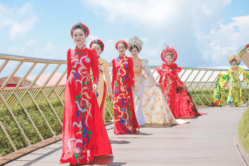 Chuẩn bị từ rất sớm cho phần thi thời trang đầu tiên trong chuỗi hành trình, các thí sinh Nữ hoàng Doanh nhân đất Việt 2022 đã có dịp cùng nhau thưởng ngoạn quan cảnh khu du lịch Bà Nà Hills và tham gia buổi trình diễn đặc sắc đáng mong đợi. Các thí sinh tranh thủ tập luyện dưới sự dẫn dắt chuyên nghiệp của siêu mẫu Lại Lan Hương Phần thi catwalk trên Cầu Vàng tại Đà Nẵng là một trong những ý tưởng tuyệt vời đã được lên kế hoạch từ trước trong kịch bản của vòng chung kết cuộc thi Nữ hoàng Doanh nhân đất Việt 2022, nhằm tôn vinh những giá trị cao quý của người phụ nữ Việt và tạo nên những hình ảnh vô cùng rực rỡ cho các thí sinh giữa rừng núi Bà Nà huyền ảo. Đồng thời, BTC mong muốn được quảng bá quy mô của cuộc thi và đưa những hình ảnh du lịch tuyệt của tại Đà Nẵng đến với bạn bè du khách trong và ngoài nước. Mở màn là phần thi trang phục Công sở, thể hiện khí chất nữ doanh nhân hiện đại của NTK Thúy Anh Trên độ cao hơn 1400m tại cây cầu đặc biệt nhất ở TP.Đà Nẵng. Các thí sinh trình diễn hòa mình vào khung cảnh của núi rừng hùng vĩ, đã tạo nên được nhiều hình ảnh độc đáo và ấn tượng cho phần dự thi. Các thí sinh được tôn lên vẻ đẹp quyến rũ và lộng lẫy trong phần thi trang phục dạ hội của NTK Tommy Nguyễn Sau cùng là màn trình diễn vô cùng mãn nhãn, tôn vinh vẻ đẹp của người phụ nữ Việt Nam trong trang phục áo dài của NTK Đức Minh Trưởng BTC - Th.s nhà báo Đặng Gia Bena người luôn đề cao giá trị nhan sắc phụ nữ Việt Giám khảo Hoa hậu Ngọc Anh và Á hậu Xuân Tâm luôn nhiệt tình góp ý cho thí sinh để hoàn thành phần thi tốt hơn Dàn BGK quyền lực đã không ngại trời nắng gắt để cùng đồng hành với các thí sinh trong suốt phần trình diễn Hãy cùng chờ đón đêm thi bán kết sẽ được diễn ra vào tối ngày 25/03/2022 để xem Top thí sinh tiềm năng nào sẽ có cơ hội bước vào chặng đường cuối cùng của đêm chung kết “Nữ hoàng doanh nhân đất Việt 2022”.