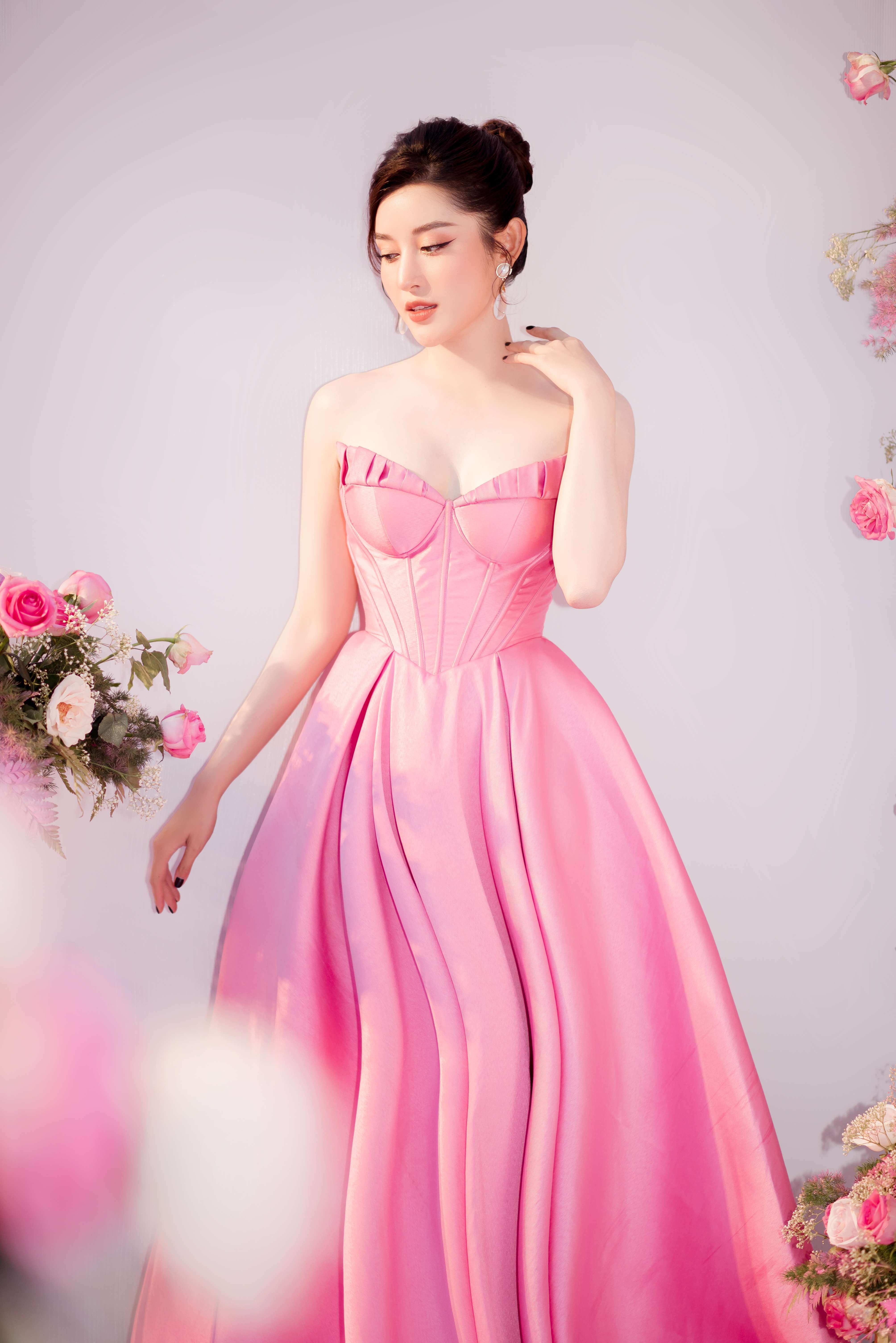 Á hậu Huyền My thả dáng bên siêu xe 200 tỷ đồng