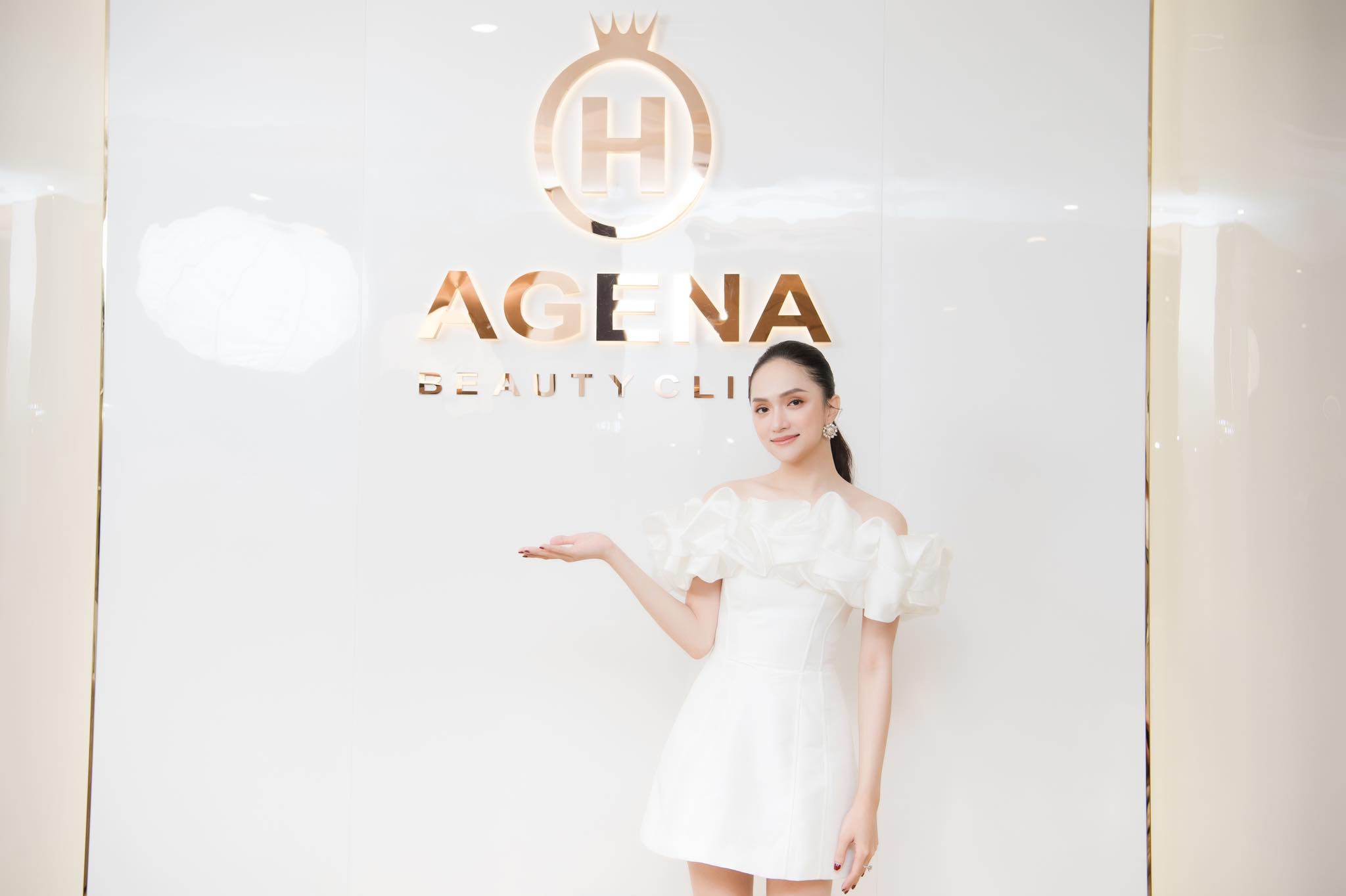 Sau một thời gian đầu tư xây dựng cơ sở vật chất và trải qua quá trình vận hành nghiêm ngặt của hội đồng chuyên môn là các bác sỹ, chuyên gia đầu ngành, trong và ngoài nước, Viện Thẩm mỹ Quốc tế AGENA H chính thức khai trương từ ngày 10/4/2022, một sự kiện đánh dấu mốc đặc biệt trong quá trình hình thành và phát triển của hệ thống.     Không chỉ là đôi bạn thân thiết ngoài cuộc sống, hợp nhau trên show truyền hình, Hương Giang và Tô Diệp Hà còn rất hợp nhau khi có cùng quan điểm kinh doanh. Vì vậy, cả hai quyết định sáng lập Viện Thẩm mỹ Quốc tế AGENA H, trong đó Tô Diệp Hà kiêm Tổng Giám đốc điều hành của Thẩm mỹ viện. Đây là dấu ấn quan trọng minh chứng cho sự trưởng thành vượt bậc về khả năng chuyên môn, niềm tin tưởng của khách hàng, đối tác thẩm mỹ Agena H thời gian vừa qua.     Với tiêu chuẩn xây dựng một viện thẩm mỹ đẳng cấp quốc tế đầu tiên tại Việt Nam, viện thẩm mỹ Agena H đã được đầu tư hệ thống cơ sở vật chất hiện đại tiêu chuẩn EC, phòng ốc dịch vụ và tiêu chuẩn phục vụ 5 sao, đầu tư hệ thống các trang thiết bị hiện đại nhất hiện nay trong lĩnh vực thẩm mỹ. Đặc biệt để nâng cao hơn nữa về chất lượng chuyên môn và mang đến những công nghệ thẩm mỹ, xu hướng thẩm mỹ tiên tiến nhất trên thế giới về Việt Nam thông qua việc chính thức ký kết hợp tác với các Hiệp hội thẩm mỹ, Tập đoàn y khoa, các hãng thẩm mỹ từ các quốc gia tiên tiến về thẩm mỹ như: Hàn Quốc - Hoa Kỳ - Nhật Bản - Tây Ban Nha - Đức - Ý...     Viện thẩm mỹ quốc tế Agena H sẽ chính thức ra mắt loạt các công nghệ thẩm mỹ là xu hướng thẩm mỹ của năm 2022-2023 như các công nghệ Thẩm mỹ vóc dáng, Công nghệ Deep thin max pro, Công nghệ thẩm mỹ khuôn mặt thời thượng, công nghệ điều trị, trẻ hóa chăm sóc da, tế bào… Viện Thẩm Mỹ Quốc Tế Agena H chính thức vươn lên một tầm cao mới trong lĩnh vực thẩm mỹ và mang những giá trị tinh hoa thẩm mỹ đến với tất cả phụ nữ Việt Nam.     Không dừng lại với những thành công đã có, những giá trị đã và đang xây dựng. Hệ thống Viện Thẩm Mỹ Quốc Tế Agena H sẽ tiếp tục không ngừng nỗ lực, không ngừng cải tiến, xây dựng và chắc chắn sẽ là địa chỉ thẩm mỹ uy tín cho tất cả phái đẹp Việt trên mọi miền tổ quốc.     Để chào mừng chính thức thành lập Viện Thẩm Mỹ Quốc Tế Agena H trong tháng 04, Thương hiệu sẽ có các sự kiện khai trương và các ưu đãi làm đẹp vô cùng hấp dẫn cho tất cả các khách hàng. Cùng chờ đón sự kiện Chính thức khai trương Viện Thẩm Mỹ Quốc Tế Agena H vào 19h ngày 10/04/2022 tại 96 Vũ Phạm Hàm – Cầu Giấy – Hà Nội.