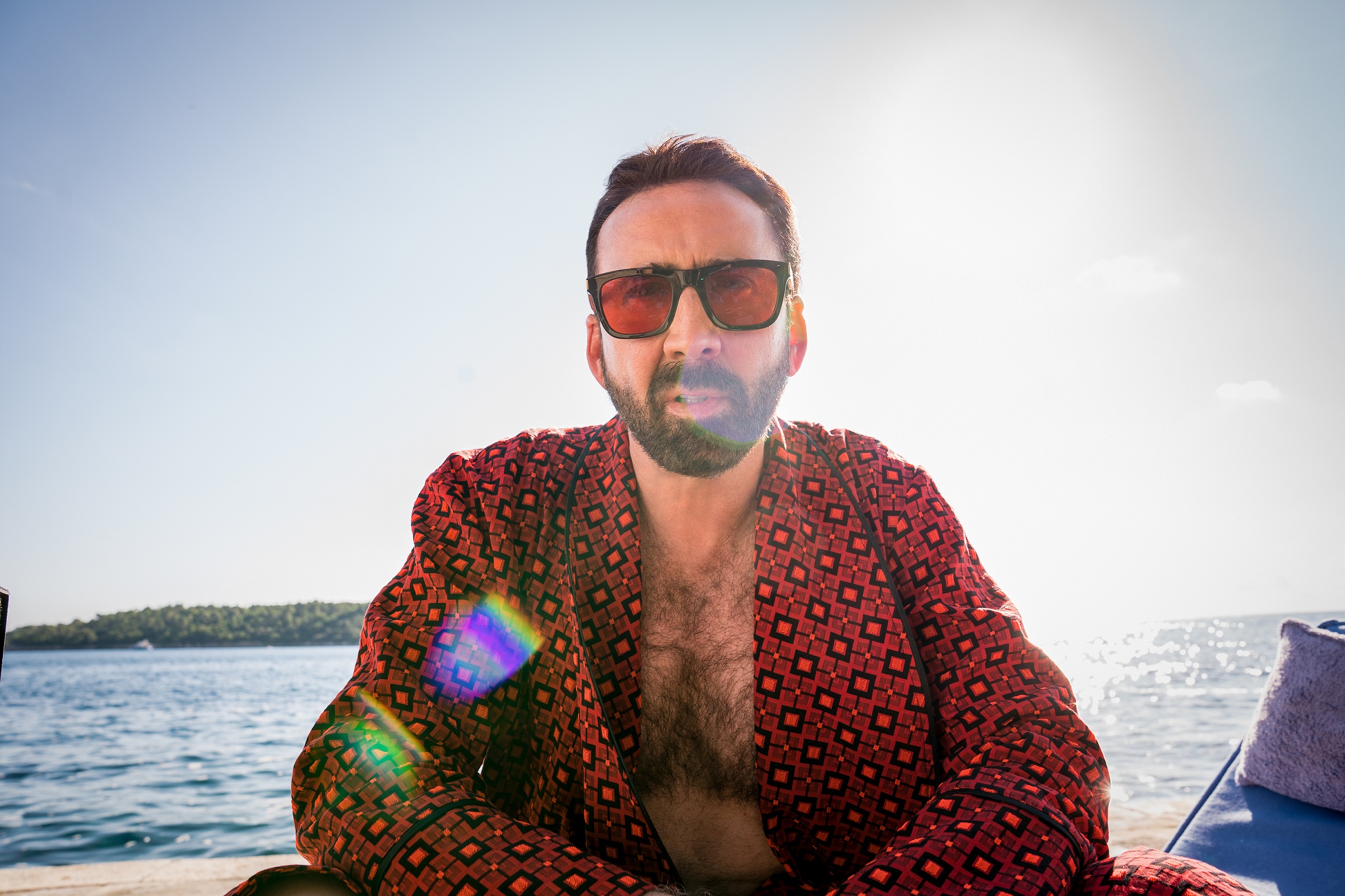 Việc Nicolas Cage tự giễu nhại bản thân là điểm nhấn ấn tượng của tác phẩm.