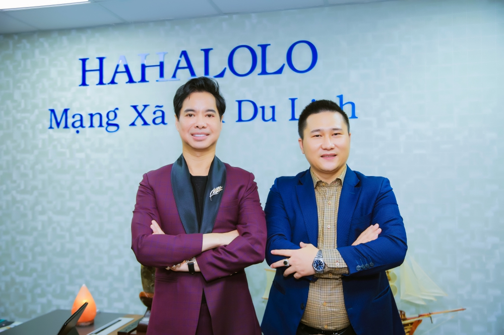 Là người hâm mộ thường xuyên dõi theo, ủng hộ những hoạt động của “ông hoàng nhạc sến” Ngọc Sơn thì chắc hẳn mọi người đều biết, ngoài tất bật chạy show, tham gia các gameshow truyền hình và bận rộn với nhiều hành trình thiện nguyện dầy đặc thì nam danh ca còn là gương mặt hàng đầu trên hàng ghế giám khảo của không ít cuộc thi sắc đẹp tầm cỡ. Mới đây, giọng ca “Tình cha” đã chính thức nhận lời làm giám khảo của cuộc thi Người đẹp Du lịch ASEAN+ (Miss Tourism ASEAN+) do mạng xã hội Hahalolo tổ chức. Đáng chú ý, đây không phải một cuộc thi nhan sắc bình thường mà còn là sân chơi, cơ hội để quảng bá nét đẹp của quê hương, văn hóa, con người Việt Nam đến với bạn bè khắp thế giới. Đó cũng là nguyên nhân lớn nhất khiến danh ca Ngọc Sơn nhanh chóng nhận lời ngồi ghế giám khảo của Người đẹp Du lịch ASEAN+. Trong buổi gặp gỡ cùng ban tổ chức và thí sinh, nam danh ca chia sẻ: “Quê hương Việt Nam ta rừng vàng biển bạc, con người Việt Nam thân thiện hiếu khách, văn hóa Việt Nam đa dạng đặc sắc, ẩm thực Việt Nam phong phú… Nhiều điều tuyệt vời như vậy, nếu không giới thiệu được đến bạn bè năm châu, không nổi tiếng khắp thế giới thì thật đáng tiếc biết bao. Nhân đây tôi muốn cùng ban tổ chức Hahalolo quảng bá nét đẹp Việt Nam qua nhiều chương trình để đến gần hơn với bạn bè quốc tế”. Cũng bởi vậy, bản thân Ngọc Sơn luôn hy vọng có thể cùng đóng góp công sức dù là nhỏ bé của mình vào hành trình mang hình ảnh đất nước, con người Việt Nam đi khắp nơi, vươn xa ra thế giới. Ngọc Sơn cũng mong muốn sẽ luôn có những người sẵn sàng để làm điều đó giống như anh. Và cuộc thi chính là một cơ hội cực kỳ hoàn mỹ để thực hiện sứ mệnh này. Không chỉ người đăng quang mà mỗi thí sinh khi tham gia cuộc thi chắc chắn đều mang một tình yêu, niềm tự hào sâu sắc dành cho mảnh đất quê hương yêu dấu. Bởi vậy, Ngọc Sơn muốn gặp từng người đẹp, lắng nghe từng tâm sự và chia sẻ, gửi gắm kỳ vọng của mình tới được càng nhiều người càng tốt. Có những kỳ vọng của riêng mình, danh ca Ngọc Sơn cũng không ngần ngại nêu ra 4 tiêu chí để đánh giá trong cuộc thi nhan sắc mà anh làm giám khảo, đó là: “Đức, trí, thể, mỹ”. Theo Ngọc Sơn, nét đẹp của người con gái Việt Nam tổng hòa từ rất nhiều yếu tố. Trong đó bao gồm cả đạo đức, trí tuệ, hiếu thảo, cách ăn nói giao lưu, trang phục và cả sức khỏe, thể lực. Bởi theo anh, nếu sức khỏe kém thì khó lòng thực hiện nhiều sứ mệnh mà chiếc vương miện giao phó. Ngoài ra đạo đức của người phụ nữ còn thể hiện ở sự hiếu thảo với cha mẹ, chan hoà với anh em bạn bè, tôn sư trọng đạo, đối nhân xử thế, tu tâm tích đức, nhẹ nhàng nhường nhịn nhẫn nại nên người. Đặc biệt, đối với hoa khôi thể thao du lịch nói riêng, không chỉ toát lên nét đẹp đặc trưng của Việt Nam và còn diễn giải ra được, truyền bá được văn hóa lâu đời và cảnh đẹp quê hương đất nước. Nam danh ca cũng chia sẻ, tuy anh ngồi ghế giám khảo nhiều cuộc thi nhan sắc nhưng lại chưa từng động lòng với bất kỳ thí sinh nào. Bởi dù là một người yêu mến cái đẹp, ngưỡng mộ, tán thưởng sắc đẹp, tài năng và trí tuệ của họ và cũng từng có rất nhiều con em, học trò là các hoa hậu, người mẫu nổi tiếng nhưng anh cũng hiểu điều một giám khảo cần nhất đó là sự nghiêm túc, công tâm, đánh giá khách quan để mang lại sự công bằng cho tất cả thí sinh tham gia cuộc thi. Dù trong cương vị nào, Ngọc Sơn luôn đặt sự chuyên nghiệp lên hàng đầu. Vì lẽ đó, hình ảnh và vị trí của Ngọc Sơn trong lòng người hâm mộ luôn vững chắc suốt nhiều năm qua, chưa từng thay đổi. Và cũng chính vì lý do đó mà Ngọc Sơn đến nay vẫn “chăn đơn gối chiếc”. Theo anh có nên duyên vợ chồng hay không là do duyên số, không phải bản thân mình muốn là được. Sau khi mẹ qua đời, Ngọc Sơn cảm thấy không hề cô đơn vì luôn có tình yêu thương của đại gia đình dành cho anh, những người luôn sát cánh cùng anh suốt hàng chục năm qua chưa bao giờ rời ra. Không vợ không con, thế nhưng Ngọc Sơn lại có rất nhiều “đứa con tinh thần” đó chính là những sản phẩm âm nhạc để đời về tình phụ mẫu thiêng liêng, thờ cha kính mẹ, đối nhân xử thế, anh em hoà thuận giúp đỡ lẫn nhau… Ngoài ra còn có cả tình yêu quê hương đất nước, và không thể thiếu những ca khúc về những cảm xúc diệu kỳ của tình yêu đôi lứa,… Nam danh ca thậm chí còn tâm niệm, dù sau này, Ngọc Sơn không còn trên cõi đời thì anh vẫn vui vẻ, mãn nguyện vì hành trình của cuộc đời mình đã dành hết cho thiện nguyện, cho xã hội. Suốt hàng chục năm qua, Ngọc Sơn vẫn miệt mài với hành trình thiện nguyện đầy ý nghĩa của mình. Anh luôn bỏ tiền túi để giúp đỡ những mảnh đời bất hạnh vì tiền bạc được Ngọc Sơn quan niệm là vật ngoài thân, “cho đi sẽ còn mãi”, “thi ân bất cầu báo”, không bao giờ ngần ngại chìa tay ra với những người cần giúp đỡ. Những nghĩa cử cao đẹp cùng lối sống giản dị của Ngọc Sơn là tấm gương mẫu mực cho giới trẻ noi theo, học hỏi về nhân cách và đạo đức sống. Dù bận rộn với công việc, Ngọc Sơn vẫn không quên dành thời gian trao dồi, nâng cao kiến thức về âm nhạc và ngoại ngữ. Tại buổi giao lưu, Ngọc Sơn gây bất ngờ khi gởi tặng khán giả một ca khúc tiếng Indonesia mang tên Si Jantung Hati và trổ tài nói lưu loát 10 thứ tiếng. Sau khi cuộc sống trở lại bình thường mới, Ngọc Sơn rất bận rộn với hàng loạt đêm nhạc, chương trình truyền hình và dồn tâm huyết cho các dự án nghệ thuật mới. Trong thời gian tới, nam danh ca sẽ sớm cho ra mắt ca khúc “Thương người nông dân” cũng như bắt tay vào loạt dự án quảng bá cho du lịch Phan Thiết và các nơi khắp mọi miền đất nước. Tuy chưa thể tiết lộ quá nhiều về những kế hoạch sắp tới nhưng người hâm mộ có thể hoàn toàn tin tưởng vào những sản phẩm mà danh ca Ngọc Sơn dốc hết tâm huyết thực hiện. 