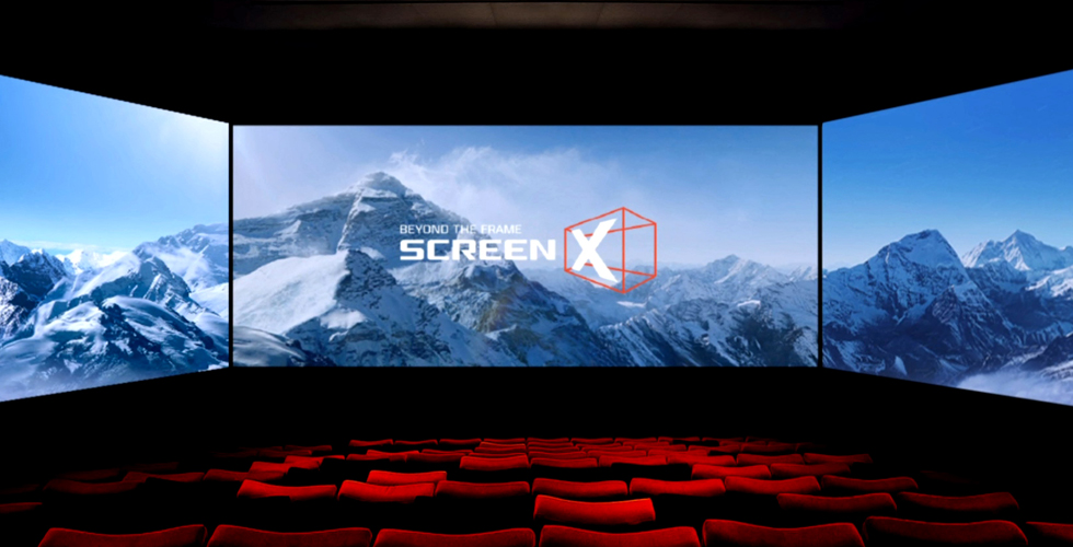 SCREENX bao trọn mọi góc nhìn với 3 màn hình chiếu hiển thị cùng lúc