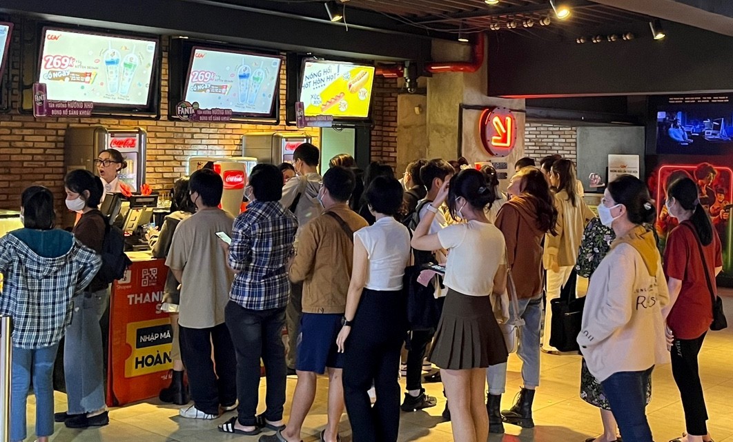 Khán giả TP.HCM xếp hàng trước quầy vé CGV SC Vivo City dịp cuối tuần
