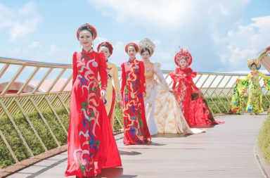 Chuẩn bị từ rất sớm cho phần thi thời trang đầu tiên trong chuỗi hành trình, các thí sinh Nữ hoàng Doanh nhân đất Việt 2022 đã có dịp cùng nhau thưởng ngoạn quan cảnh khu du lịch Bà Nà Hills và tham gia buổi trình diễn đặc sắc đáng mong đợi. Các thí sinh tranh thủ tập luyện dưới sự dẫn dắt chuyên nghiệp của siêu mẫu Lại Lan Hương Phần thi catwalk trên Cầu Vàng tại Đà Nẵng là một trong những ý tưởng tuyệt vời đã được lên kế hoạch từ trước trong kịch bản của vòng chung kết cuộc thi Nữ hoàng Doanh nhân đất Việt 2022, nhằm tôn vinh những giá trị cao quý của người phụ nữ Việt và tạo nên những hình ảnh vô cùng rực rỡ cho các thí sinh giữa rừng núi Bà Nà huyền ảo. Đồng thời, BTC mong muốn được quảng bá quy mô của cuộc thi và đưa những hình ảnh du lịch tuyệt của tại Đà Nẵng đến với bạn bè du khách trong và ngoài nước. Mở màn là phần thi trang phục Công sở, thể hiện khí chất nữ doanh nhân hiện đại của NTK Thúy Anh Trên độ cao hơn 1400m tại cây cầu đặc biệt nhất ở TP.Đà Nẵng. Các thí sinh trình diễn hòa mình vào khung cảnh của núi rừng hùng vĩ, đã tạo nên được nhiều hình ảnh độc đáo và ấn tượng cho phần dự thi. Các thí sinh được tôn lên vẻ đẹp quyến rũ và lộng lẫy trong phần thi trang phục dạ hội của NTK Tommy Nguyễn Sau cùng là màn trình diễn vô cùng mãn nhãn, tôn vinh vẻ đẹp của người phụ nữ Việt Nam trong trang phục áo dài của NTK Đức Minh Trưởng BTC - Th.s nhà báo Đặng Gia Bena người luôn đề cao giá trị nhan sắc phụ nữ Việt Giám khảo Hoa hậu Ngọc Anh và Á hậu Xuân Tâm luôn nhiệt tình góp ý cho thí sinh để hoàn thành phần thi tốt hơn Dàn BGK quyền lực đã không ngại trời nắng gắt để cùng đồng hành với các thí sinh trong suốt phần trình diễn Hãy cùng chờ đón đêm thi bán kết sẽ được diễn ra vào tối ngày 25/03/2022 để xem Top thí sinh tiềm năng nào sẽ có cơ hội bước vào chặng đường cuối cùng của đêm chung kết “Nữ hoàng doanh nhân đất Việt 2022”.