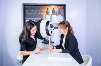 Chẩn đoán da chuyên sâu với công nghệ SkinScope LED giúp khách hàng hiểu rõ những vấn đề của da 
